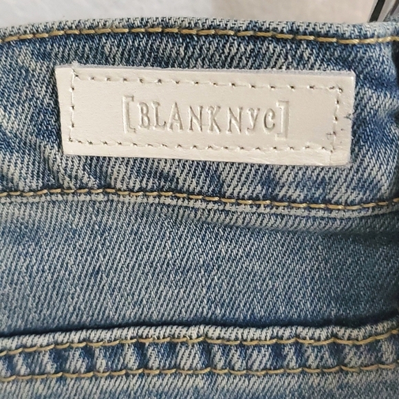 NWT BLANKNYC THE ESSEX DISTRESSED DENIM SHORTS SIZE 26 - Picture 3 of 7